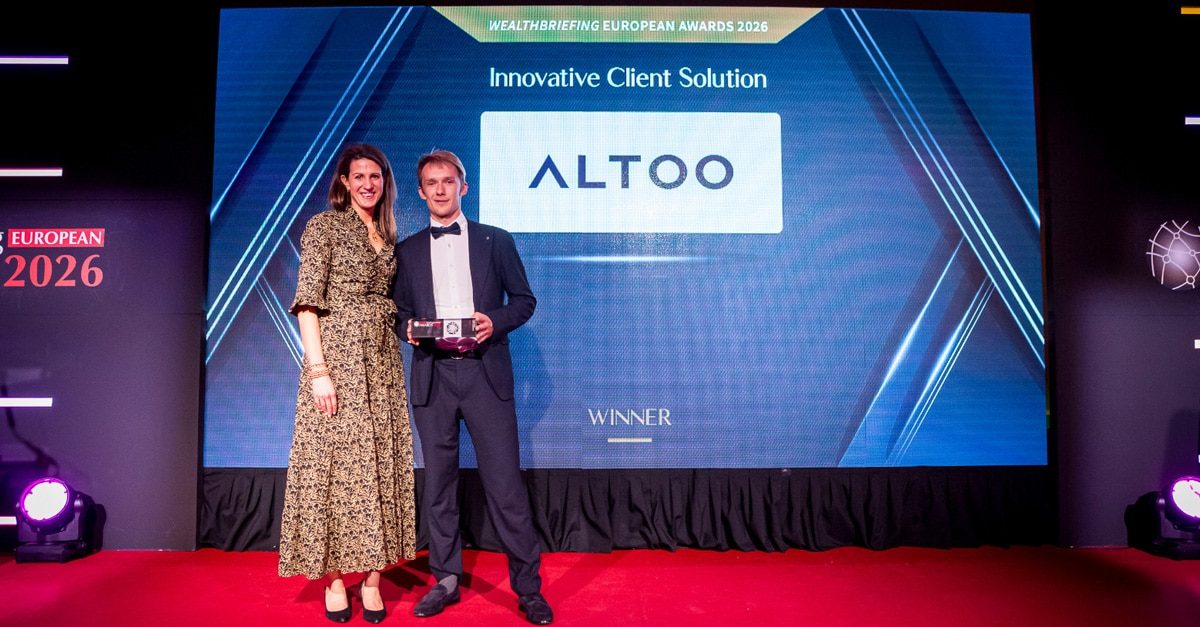 Marco Bronda nimmt den Preis im Namen der Altoo AG in seiner Funktion als Business Development entgegen und feiert damit einen Moment der Anerkennung für das Unternehmen.